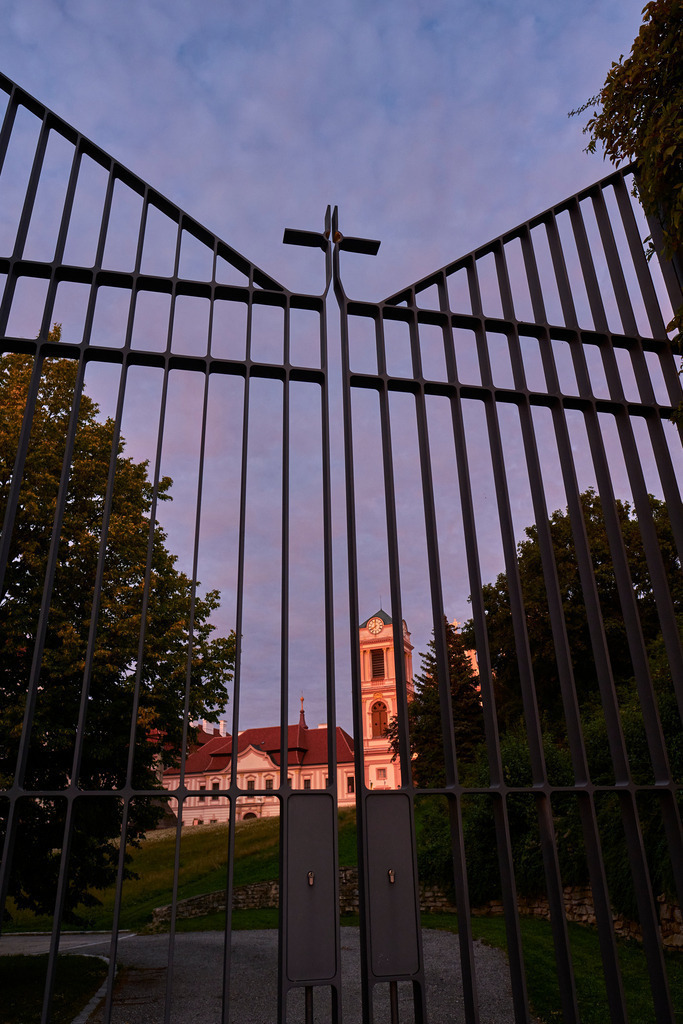 Benediktinerkloster Göttweig, Stiftskirche im Abendlicht | Furth , Austria - August 27, 2020: Benediktinerkloster Göttweig, Stiftskirche im Abendlicht - Realisiert mit Pictrs.com