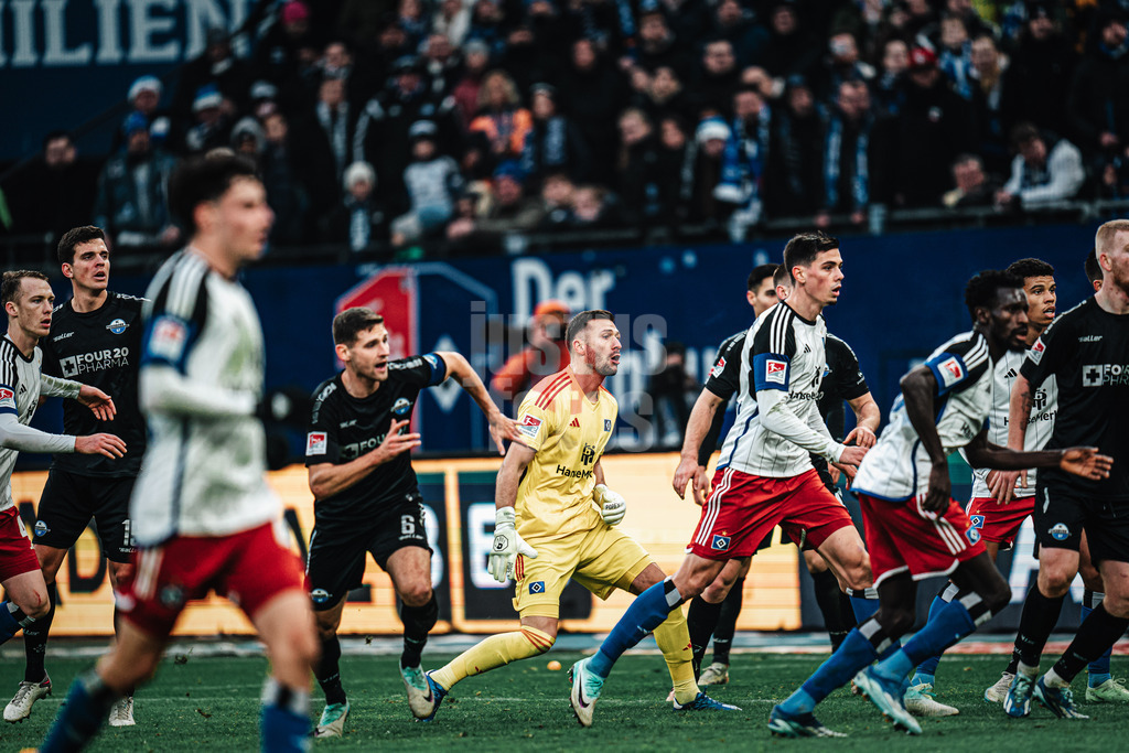 Fußball | Männer | Saison 2023/2024 | 2. Fußball-Bundesliga | 16. Spieltag | Hamburger SV vs. SC Paderborn 07 | 09.12.2023 | Daniel Heuer Fernandes (#1, HSV) mitte, muss in den letzten Minuten des Spiels mit in den gegnerischen Strafraum
