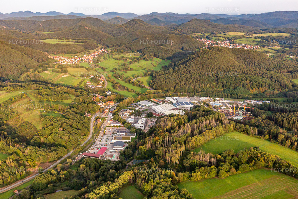 Luftbild: Industriegebiet Reichenbach in Dahn im Bundesland Rheinland-Pfalz in Deutschland. Foto: IMG_139071.jpg vom 30.09.2023 durch Werner Riehm/FLY-FOTO.de