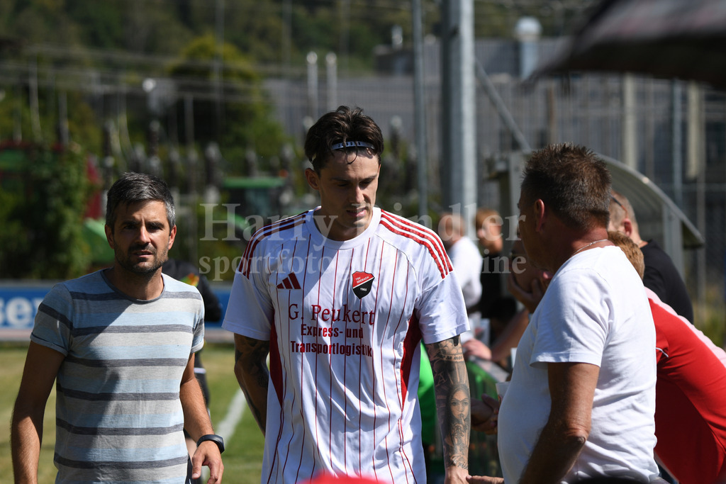 TSV Seebach : TSV Bad Abbach | TSV Seebach Kapiän Sandro Nickl  (TSV Seebach #19) und li. Trainer Andreas Kölbl (Trainer TSV Seebach) - Realisiert mit Pictrs.com