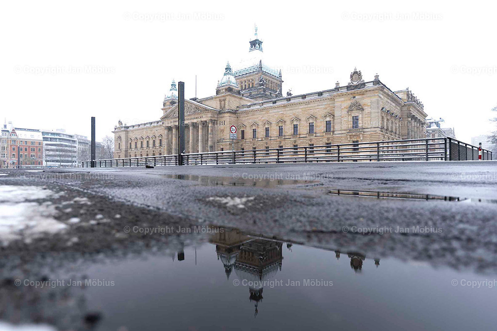 Bundesverwaltungsgericht | Das heutige Bundesverwaltungsgericht in Leipzig blickt auf eine bewegte Geschichte zurück: Ursprünglich als Reichsgericht errichtet, diente das beeindruckende Gebäude später als Bildermuseum. Heute ist es Sitz des höchsten deutschen Gerichts für öffentliches Recht. Die Verbindung aus historischer Architektur, kulturellem Erbe und rechtlicher Bedeutung macht diesen Ort einzigartig – für Besucher, Interessierte und Bildkäufer gleichermaßen. - Realisiert mit Pictrs.com