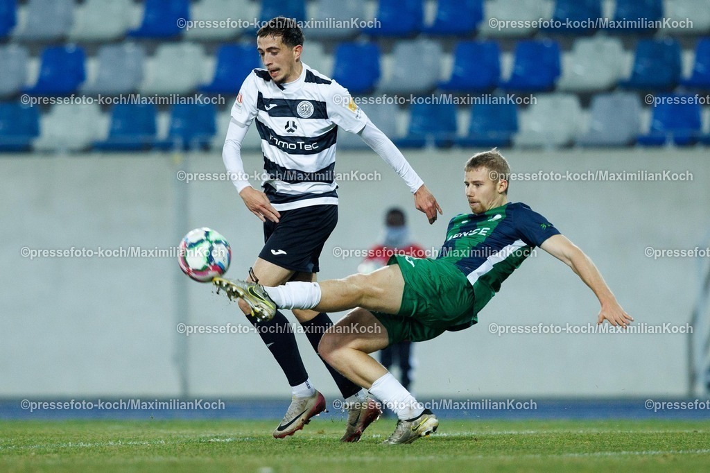 xKWIx03122501031 | 03.12.2025, xKWIx, Fußball, Westfalenpokal, Viertelfinale, SG Wattenscheid 09 - FC Gütersloh, Lohrheidestadion: Len Wilkesmann (FC Gütersloh #15) im Zweikampf gegen Felix Casalino (SG Wattenscheid 09 #9) Photo: xKamilxWilkowskixPressefotoKochx