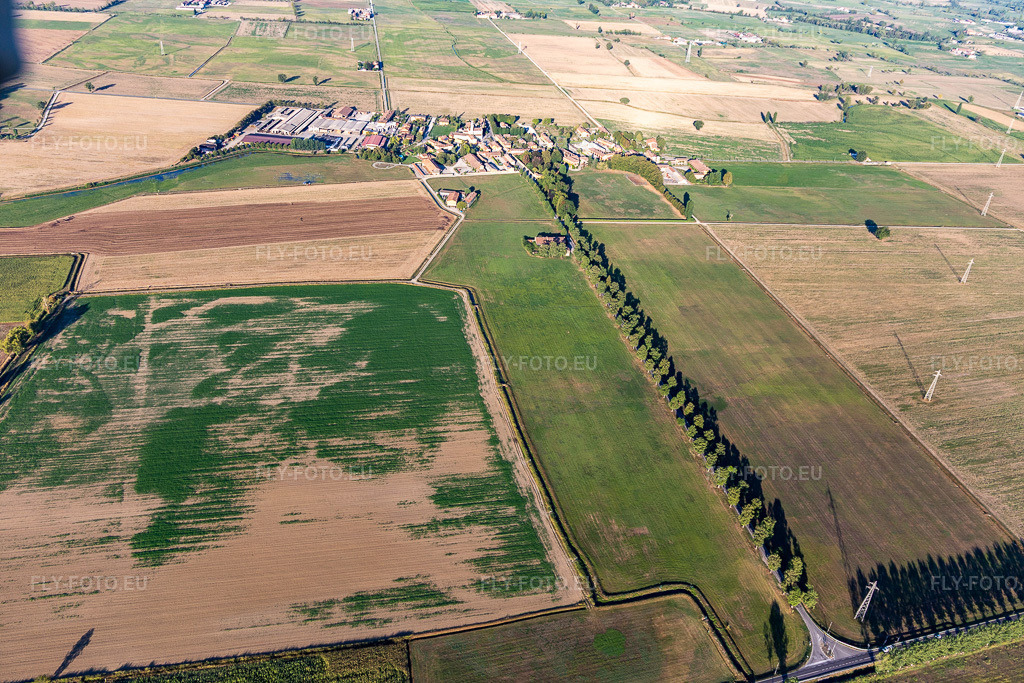 Vue aérienne: Gradella Via Maggiore à Pandino dans le département Cremona, Italie. Photo: IMG_134546.jpg prise le 19/09/2022 par Werner Riehm/FLY-FOTO.euRésolution de l'original: 5472 x 3648 px