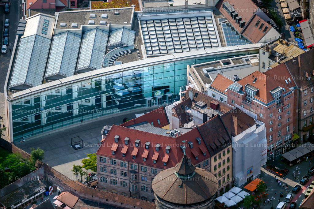 4047458 | NüRNBERG 21.08.2021 Museum- und Ausstellungs- Gebäude- Ensemble "Neues Museum - Staatliches Museum für Kunst und Design Nürnberg" am Klarissenplatz - Luitpoldstraße im Ortsteil Altstadt - Sankt Lorenz in Nürnberg im Bundesland Bayern, Deutschland.