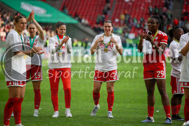 14.05.2026, GER, Fussball, Frauen, DFB-Pokal, Finale, Saison 2025/2026, VfL Wolfsburg - FC Bayern München | Vanessa Gilles (Bayern) mit Medaille um den Hals