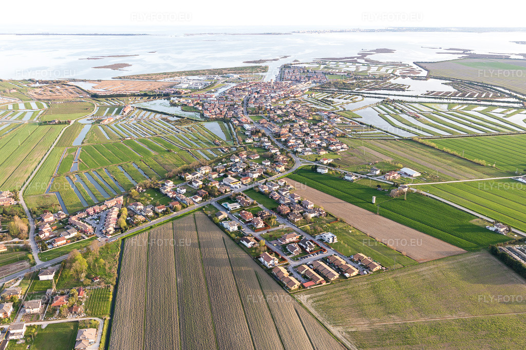 Vue aérienne: Vue de la ville à Casale della Madonna dans le département Frioul-Vénétie Julienne, Italie. Photo: IMG_105825.jpg prise le 08/04/2018 par Werner Riehm/FLY-FOTO.eu – Résolution de l'original: 5472 x 3648 px