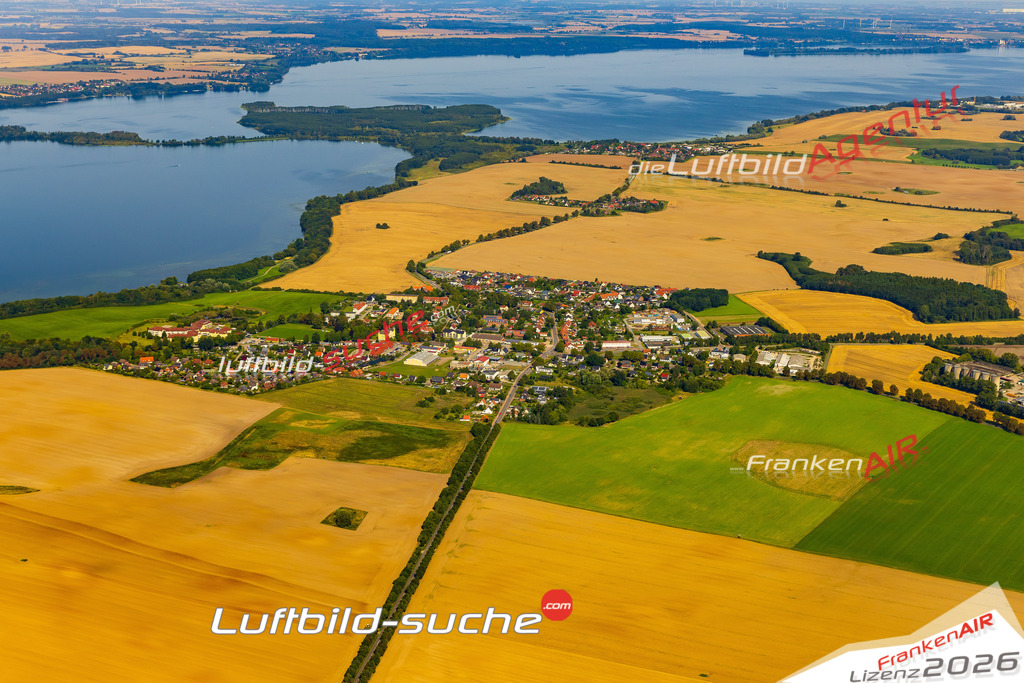 Stadt Leezen von Oben- Die Luftaufnahme wurde 2025 vom UL-Flugzeug heraus erstellt ( keine Drohnenaufnahme ) - Hochauflösende Luftaufnahme - für Wandbilder und großformatige Ausdrucke geeignet. Das besondere Geschenk!Hier alle&nbsp;Infos zur Lizenzierung der LuftaufnahmeWir fliegen auch dieses Jahr wieder in Ihre Region um Luftbilder zu erstellen.- Luftbild anfragen