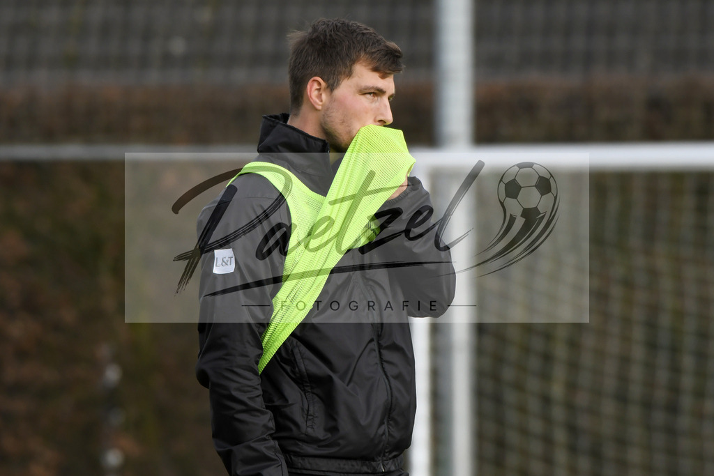 20200130_TRAOSN_0078 | Fußball, Herren: Kevin Wolze (VfL Osnabrueck) schaut waehrend der Trainingseinheit des VfL Osnabrueck im Sportpark Illoshoehe am 30.01.2020 in Osnabrueck, Deutschland. - Realisiert mit Pictrs.com