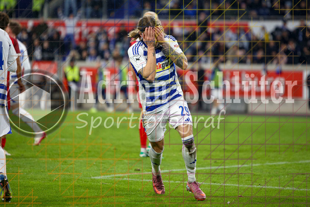 MSV Duisburg vs Rot-Weiss Essen - 3. Liga | Duisburg, Deutschland, 26.10.25:   Joshua Bitter (MSV Duisburg)  ist enttäuscht waehrend des Spiels der 3. Liga MSV Duisburg vs Rot-Weiss Essen in der schauinsland-reisen-arena(Foto von Brauer-Fotoagentur / Adrian Schlueter)