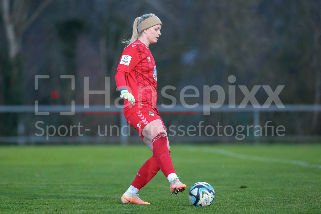 Fussball, Testspiel Frauen, SV Henstedt-Ulzburg - SV Werder Bremen | v.li.: Guro Pettersen (Torhüterin, Torwart, SV Werder Bremen, 32) am Ball, Freisteller, Einzelbild, Ganzkörper, Aktion, Action, Spielszene
