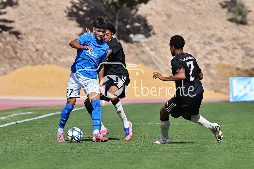 Papohs FC U19 - FC Bayern München U19 | v. l. David FERRER TERRONES (Paphos FC U19 27) Cassiano KIALA (FCB #4) und Chivano WIJKS (FCB #2) / Zweikampf / UEFA Youth League: Paphos FC U19 - FC Bayern München U19; Stelios Kyriakides Stadium am 30.09.2025