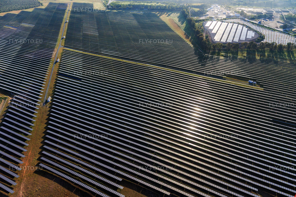 Vue aérienne: L'immense centrale solaire photovoltaïque PFV DON RODRIGO à l'usine d'incinération des déchets à Alcalá de Guadaíra dans le département Séville, Espagne. Photo: IMG_145722.jpg prise le 22/04/2025 par Werner Riehm/FLY-FOTO.eu – Résolution de l'original: 5472 x 3648 px