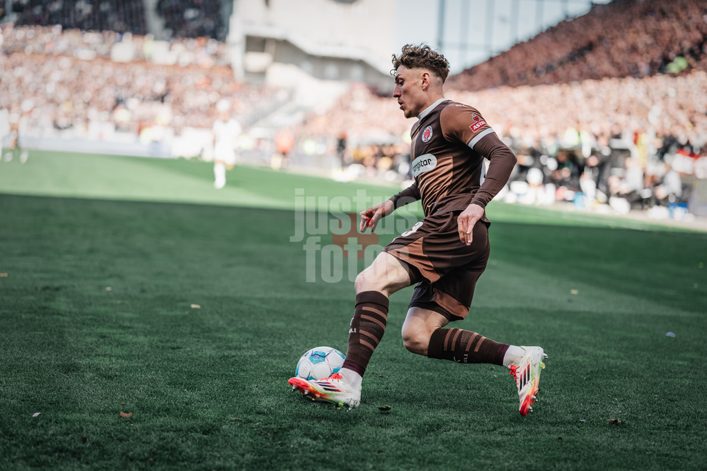 Fußball | Männer | Saison 2024/2025  | Fußball-Bundesliga | 28. Spieltag | FC St. Pauli vs. Borussia Mönchengladbach | 06.04.2025 | Philipp Treu (#23, FC St. Pauli) am Ball