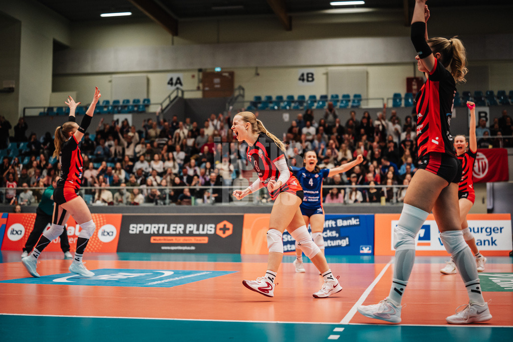 Volleyball | Frauen | Saison 2025/2026 | Volleyball Bundesliga | ETV Hamburger Volksbank Volleys vs. VC Wiesbaden | 14.03.2026 | ETV jubelt, in der mitte Zoe Konjer (#8, ETV Hamburger Volksbank Volleys)