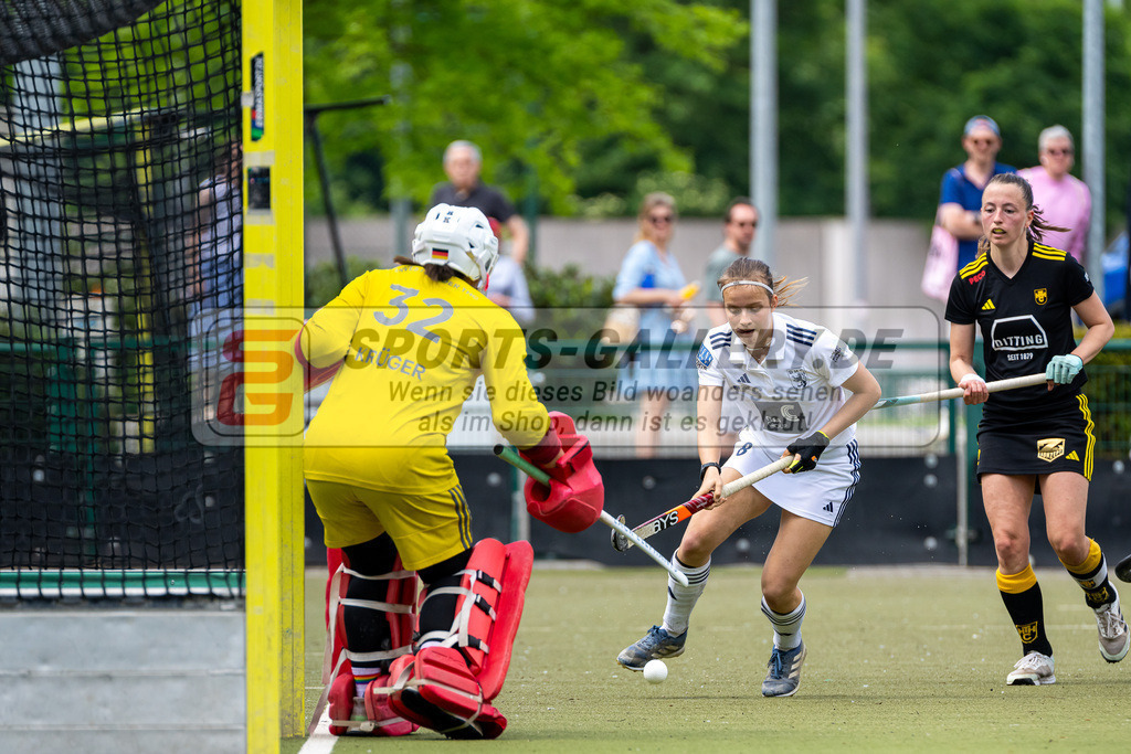 HK_20240511_100677 | 1.Bundesliga Damen Düsseldorfer HC - Harvestehuder THC am 11.5.2024 Düsseldorfer HC, Düsseldorf , Krüger Rosa Torfrau ( Harvestehuder THC #32 ) , Friederike Heusgen ( Düsseldorfer HC #8 )