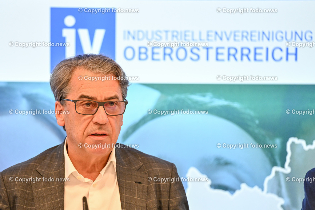Pressegespraech Jahresauftakt 2024_ IV Ooe_ 19.01.2024-8 | 19.01.2024, Linz, AUT, Industriellenvereinigung Ooe, Jahresauftakt Pressegespraech 2024 - Reparaturanleitung fuer den Industriestandort Oberoesterreich im Bild Stefan Pierer (Praesident der Industriellenvereinigung Ooe)