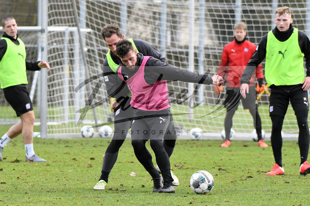 20200130_TRAOSN_0101 | Fußball, Herren: Ulrich Taffertshofer (VfL Osnabrueck) und Kevin Wolze (VfL Osnabrueck) im Zweikampf waehrend der Trainingseinheit des VfL Osnabrueck im Sportpark Illoshoehe am 30.01.2020 in Osnabrueck, Deutschland. - Realisiert mit Pictrs.com
