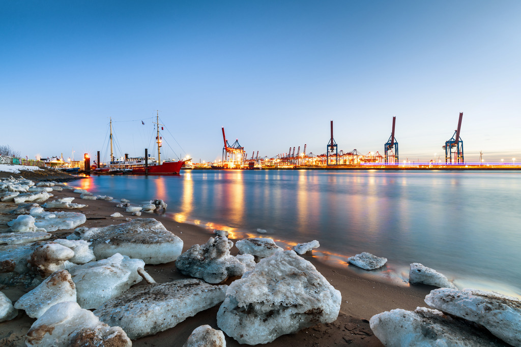 10260208 - Eisiger Elbstrand | Winterlicher mit Eisbrocken bedeckter Elbstrand und Blick auf den Hamburger Hafen.