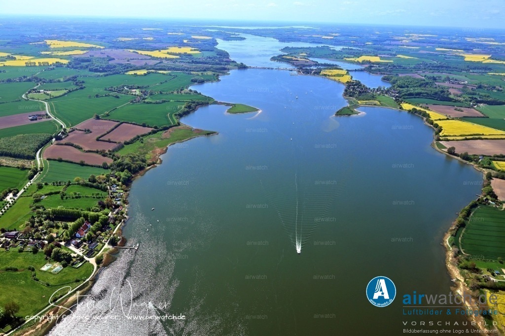 Luftbild Ostseefjord Schlei in Schleswig-Holstein | Die Region um die Schlei ist seit Oktober 2008 als Naturpark Schlei anerkannt und umfasst sieben Naturschutzgebiete, darunter das Naturschutzgebiet Schwansener See. Die Schlei ist ein beliebtes Segelrevier und bietet zahlreiche Möglichkeiten für Wassersport wie Segeln, Surfen, Paddeln und Angeln.