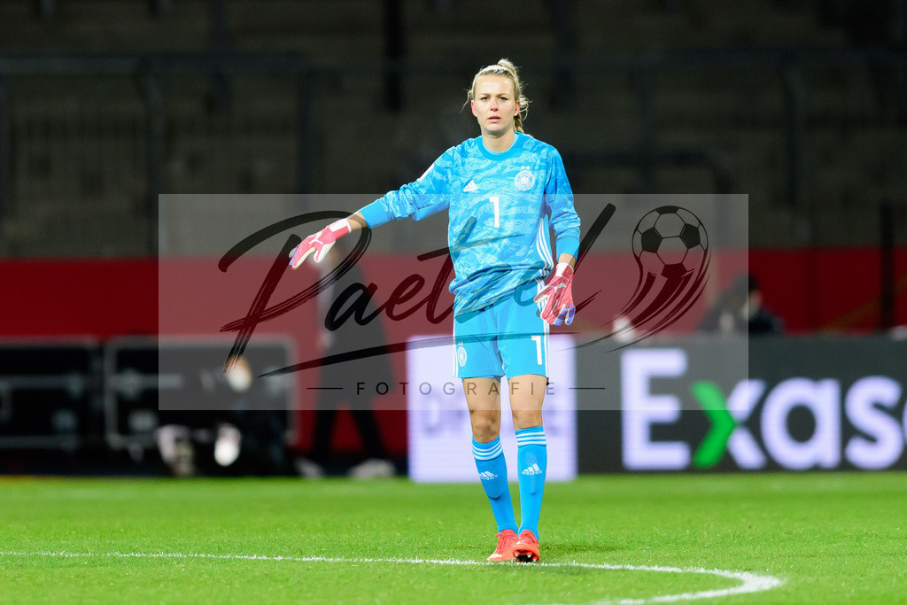 GERTUR20211126_147 | Fussball, Frauen: Torwart Merle Frohms (Germany) gestikuliert, Gestik bei dem Spiel der WM-Qualifikation zwischen Deutschland und Tuerkei im Eintracht-Stadion am 26.11.2021 in Braunschweig, Deutschland. - Realisiert mit Pictrs.com