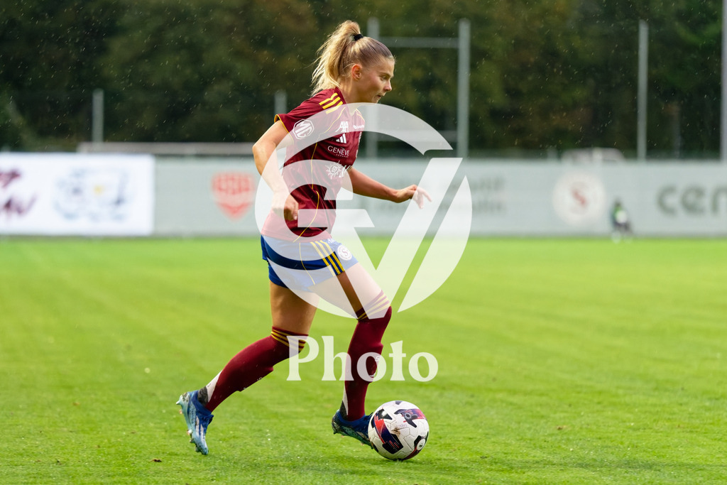 DZ8_6987_c | Switzerland: AXA Womens Super League 2025/26, Servette FC Chenois Feminin vs FC Aarau Frauen - Stade des Trois-Chene, Chene-Bourge: Anna Maria Therese Simonsson (17 Servette FC Chenois Feminin) shoots the ball (action) 