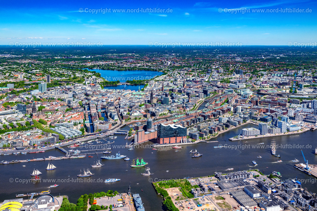 Hamburg_Hafengeburtstag_Elbphilharmonie_ELS_7382090525 | HAMBURG 09.05.2025 Auslaufparade Hamburger Hafengeburtstag in Hamburg, Deutschland. // Parade Harbor Birthday in Hamburg Germany. Foto: Martin Elsen