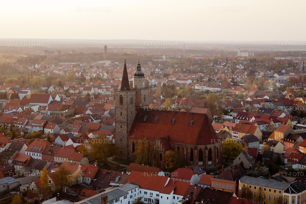Luftbild: Nikolai-Kirche im Altstadt- Zentrum der Innenstadt in Jüterbog im Bundesland Brandenburg in Deutschland. – Foto: IMG_26133.jpg vom 23.04.2010 durch Werner Riehm/FLY-FOTO.de – Auflösung des Originals: 4752 x 3168 px