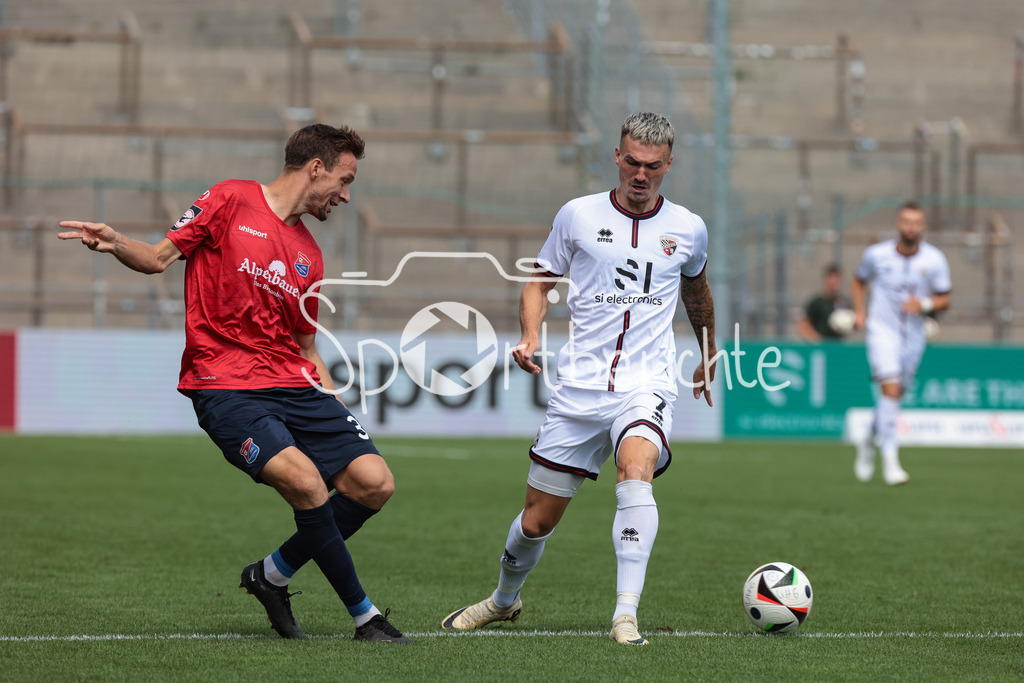 SpVgg Unterhaching - FC Ingolstadt | im Duell Tim KNIPPING (UHG #34) mit Dennis BORKOWSKI (FCI #7) / Zweikampf