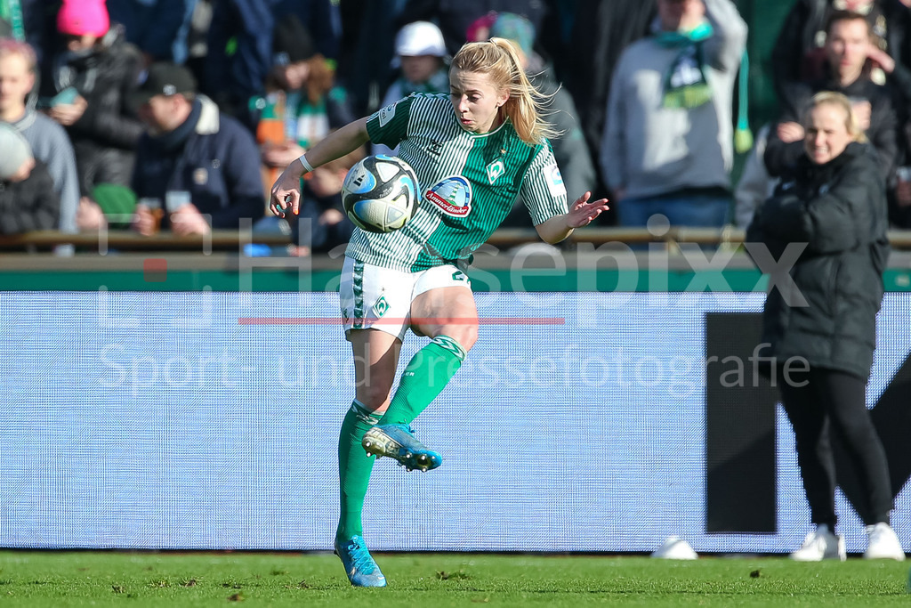 Fussball, Google Pixel Frauen-Bundesliga, SV Werder Bremen - SC Freiburg | v.li.: Nina Lührßen (SV Werder Bremen, 27) am Ball, Freisteller, Einzelbild, Ganzkörper, Aktion, Action, Spielszene, DIE DFB-RICHTLINIEN UNTERSAGEN JEGLICHE NUTZUNG VON FOTOS ALS SEQUENZBILDER UND/ODER VIDEOÄHNLICHE FOTOSTRECKEN. DFB REGULATIONS PROHIBIT ANY USE OF PHOTOGRAPHS AS IMAGE SEQUENCES AND/OR QUASI-VIDEO.