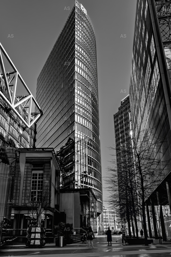 Lines of City | Light and structure defining the rhythm of urban life. - Realisiert mit Pictrs.com