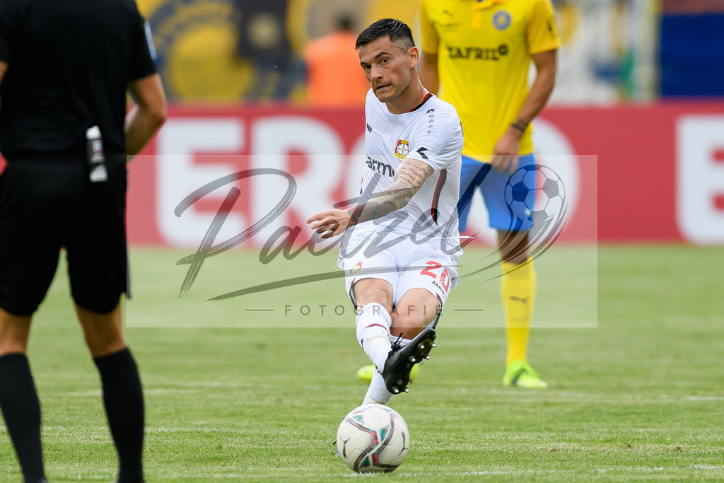 LLELEV20210807_188 | Fussball, Herren: Charles Aranguiz (Bayer 04 Leverkusen) in Aktion, am Ball, Einzelaktion beim Spiel der 1. Runde im DFB-Pokal zwischen 1. FC Lokomotive Leipzig und Bayer 04 Leverkusen im Bruno-Plache-Stadion am 07.08.2021 in Leipzig, Deutschland.DFB / DFL REGULATIONS PROHIBIT ANY USE OF PHOTOGRAPHS AS IMAGE SEQUENCES AND/OR QUASI-VIDEO. - Realisiert mit Pictrs.com