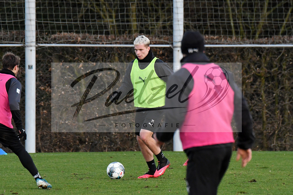20200121_TRAOSN_0055 | Fußball, Herren: Niklas Schmidt (VfL Osnabrück) in Aktion, am Ball, Einzelaktion beim Training des VfL Osnabrück am 21.01.2020 im Sportpark Illoshöhe in Osnabrück, Deutschland.(Foto von Nico Paetzel) - Realisiert mit Pictrs.com