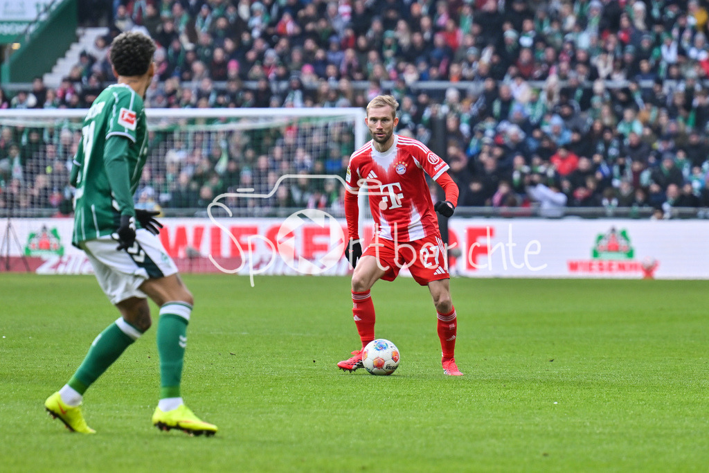 SV Werder Bremen - FC Bayern München | BREMEN, GERMANY - 14. FEBRUARY: am Ball Konrad LAIMER (FC Bayern Munich 27) während dem Bundesligamatch zwischen dem SV Werder Bremen und dem FC Bayern München am 22. Spieltag im Weserstadion / DFL REGULATIONS PROHIBIT ANY USE OF PHOTOGRAPHS AS IMAGE SEQUENCES AND/OR QUASI-VIDEO