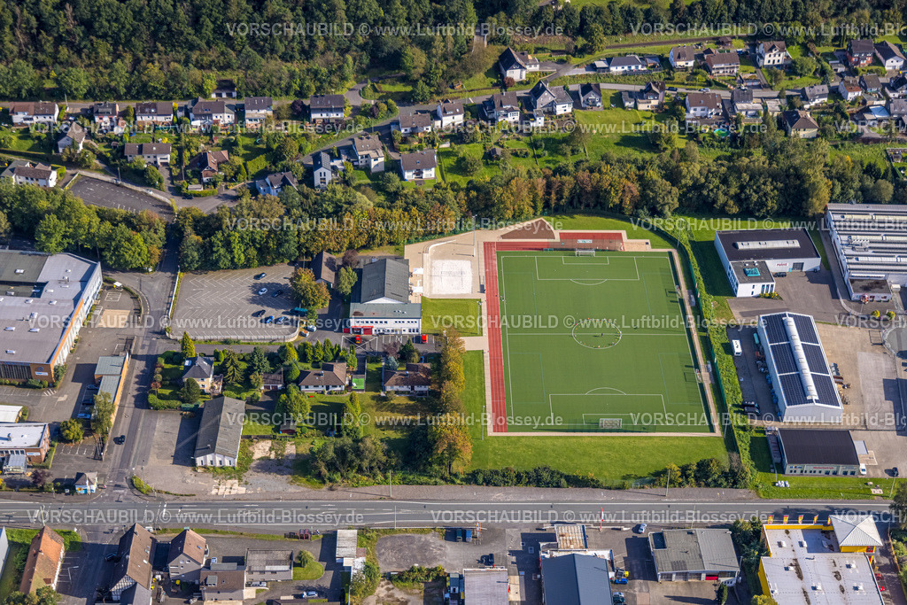 Kreuztal230911359W | Luftbild, Grüner Kunstrasen Fußballplatz der Spielvereinigung Kredenbach/Müsen e.V. und Freiwillige Feuerwehr, Kredenbach, Kreuztal, Siegerland, Nordrhein-Westfalen, Deutschland