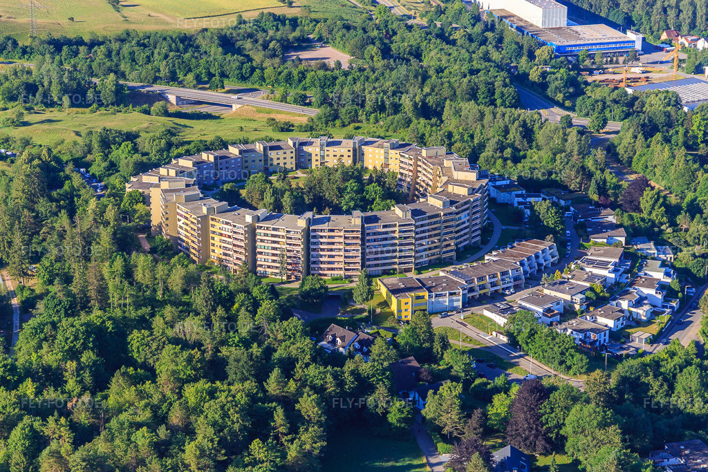 Luftbild: Rundes Wohnhochhausensemble am Kopsbühl und Terrassenhäuser Auf d. Höhe im Ortsteil Villingen in Villingen-Schwenningen im Bundesland Baden-Württemberg in Deutschland. Foto: IMG_149235.jpg vom 29.06.2025 durch Werner Riehm/FLY-FOTO.de