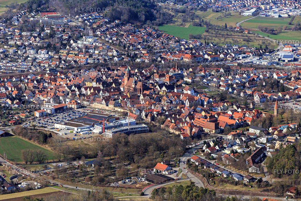 historische Altstadt mit Seilerturm an der Stadtmauer und kath. Kirch St. Peter & Paul | Luftbild: historische Altstadt mit Seilerturm an der Stadtmauer und kath. Kirch St. Peter & Paul in Weil der Stadt im Bundesland Baden-Württemberg in Deutschland. Foto: IMG_124859.jpg vom 20.02.2021 durch Werner Riehm/FLY-FOTO.de - Realisiert mit Pictrs.com