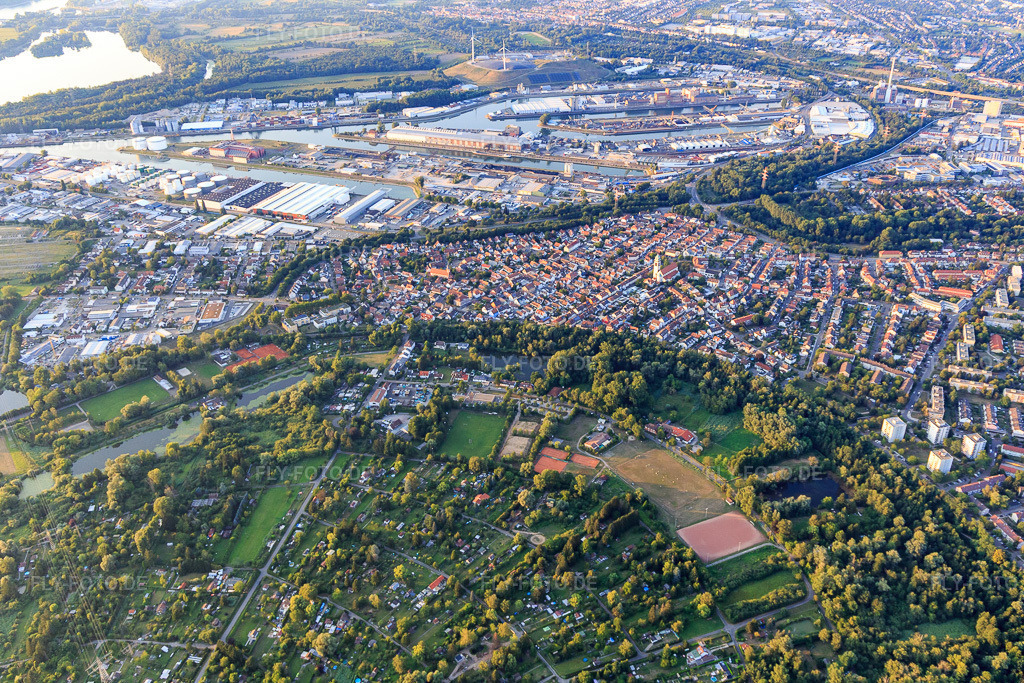 Luftbild: Ortsansicht von Süden im Ortsteil Daxlanden in Karlsruhe im Bundesland Baden-Württemberg in Deutschland. Foto: IMG_109205.jpg vom 25.07.2018 durch Werner Riehm/FLY-FOTO.de