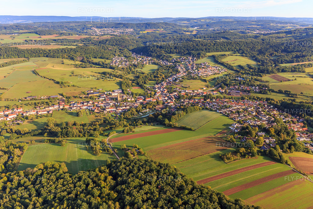 Luftbild: Ortsansicht von Süden im Ortsteil Sotzweiler in Tholey im Bundesland Saarland in Deutschland. Foto: IMG_149676.jpg vom 06.09.2025 durch Werner Riehm/FLY-FOTO.de