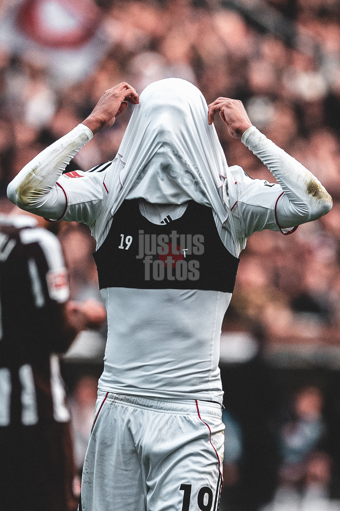 Fußball | Männer | Saison 2025/2026  | Fußball-Bundesliga | 25. Spieltag | FC St. Pauli vs. Eintracht Frankfurt | 08.03.2026 | Jean Bahoya (#19, Eintracht Frankfurt) ärgert sich nach dem Schluspfiff über das Unentschieden und zieht sich das Trikot über das Gesicht