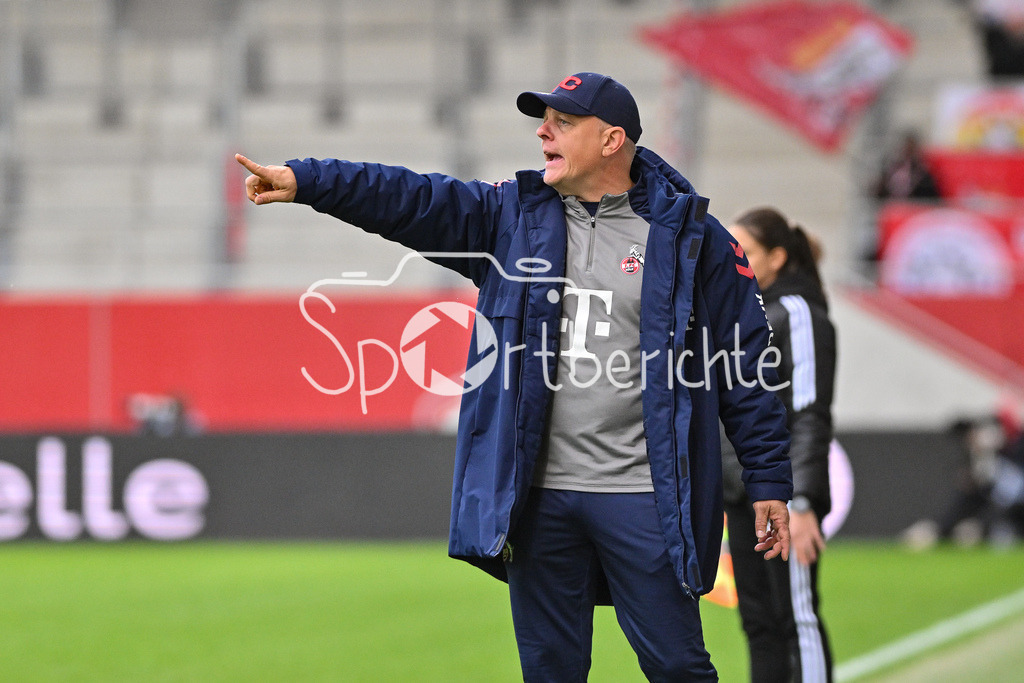 FC Bayern München Frauen - TSG 1899 Hoffenheim Frauen | im Bild Daniel WEBER Trainer 1. FC Koeln Frauen in Aktion / Freisteller / Einzelfoto / Frauen Bundesliga: FC Bayern München Frauen - 1. FC Köln Frauen, FC Bayern Campus am 05.10.2024