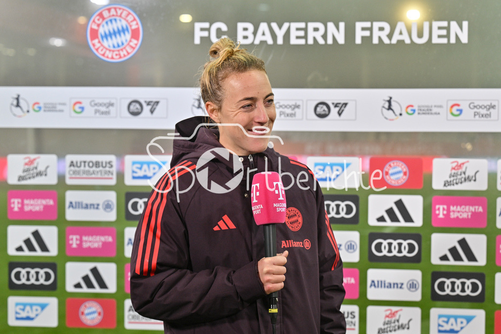 FC Bayern München Frauen - SG Eintracht Frankfurt Frauen | im Bild Carolin SIMON (FC Bayern München Frauen #30) beim Interview bei MagentaSport / Freisteller / Einzelfoto / Google Pixel Frauen Bundesliga: FC Bayern Muenchen - Eintracht Frankfurt, FC Bayern Campus am 04.11.2024