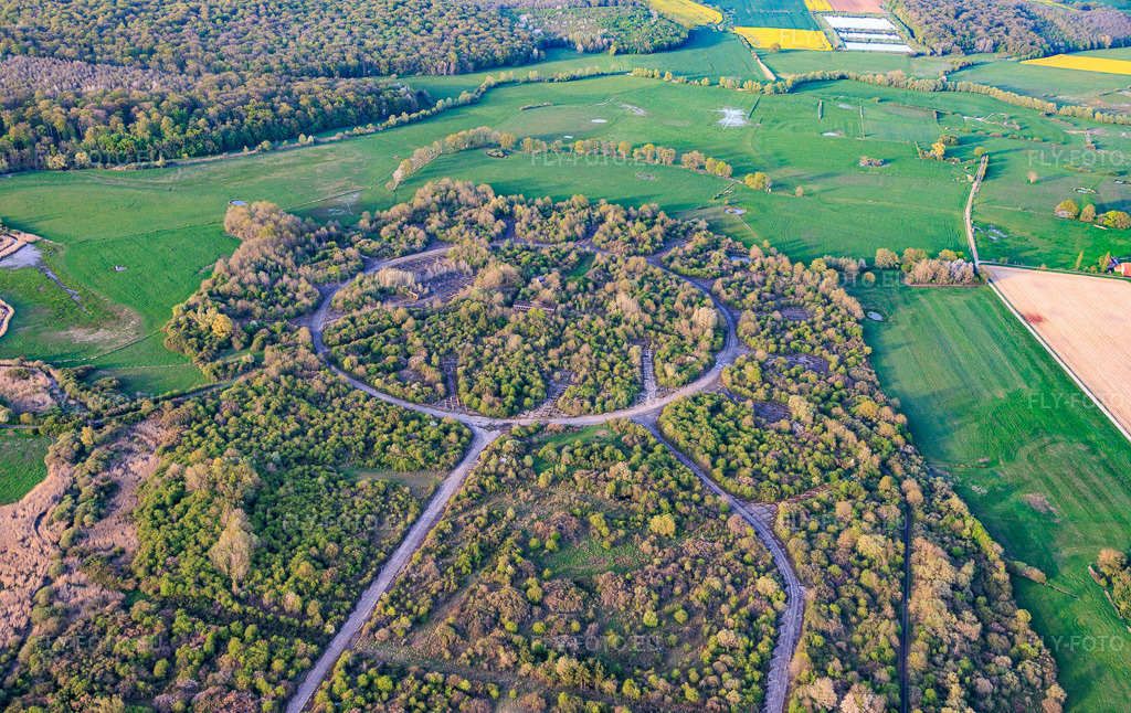 Vue aérienne: Chemin de fer circulaire et halls démolis sur l'ancien aérodrome militaire Grostenquin à Grostenquin dans le département Moselle, France.Photo: IMG_154333.jpg prise le 17/04/2026 par Werner Riehm/FLY-FOTO.euRésolution de l'original: 6000 x 3788 px