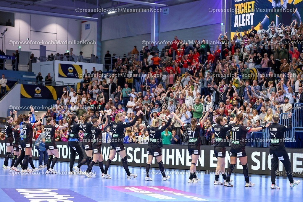 DHB16102501091 | 16.10.2025, Handball, EHF Frauen Länderpiel, EM Qualifikation 2026, Deutschland - Nordmazedonien, Schwalbe-Arena in Gummersbach: Abschlussjubel nach dem 34:18 Sieg der Deutschen Nationalmannschaft. 