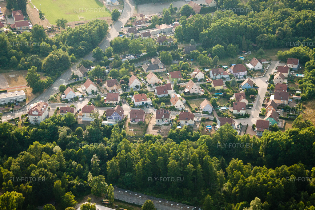 Vue aérienne: Vue de la ville à Oberhoffen-sur-Moder dans le département Bas Rhin, France. Photo: IMG_30441.jpg prise le 09/07/2010 par Werner Riehm/FLY-FOTO.eu – Résolution de l'original: 4752 x 3168 px