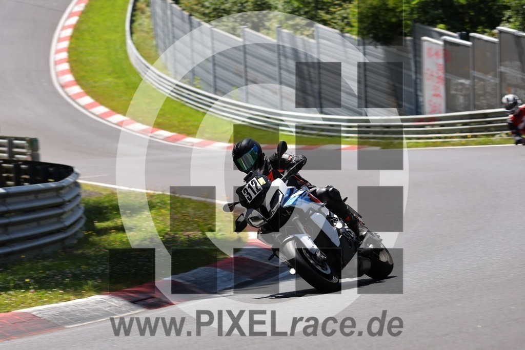 0312-20240729_01372 | Schöne Erinnerungen an spannende Momente - das festzuhalten ist unser Job. PIXELrace.de ist seit 2003 auf den Rennstrecken Europas unterwegs um die Action draußen beim Fahren und die wunderbare Stimmung imm Fahrerlager für euch einzufangen.