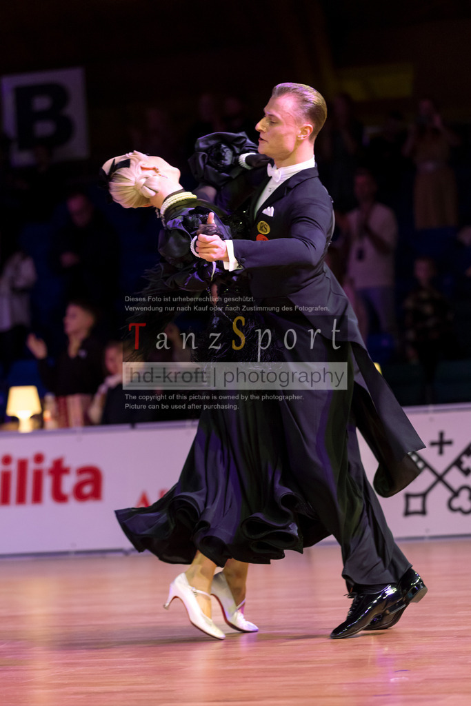 20241215_WDSF_Int_Open_Std-Riga-9936 | Tanzsportbilder, Standardtanz, Lateintanz, WDSF, DTV, LTVB, dancecomp, goc, hessen tanzt, blaues band der spree, walzer, tango, wiener walzer, slowfox, quickstepp, samba, rumba, cha-cha-cha, paso doble. jive, hd-kroft photography, turniertanzsport
