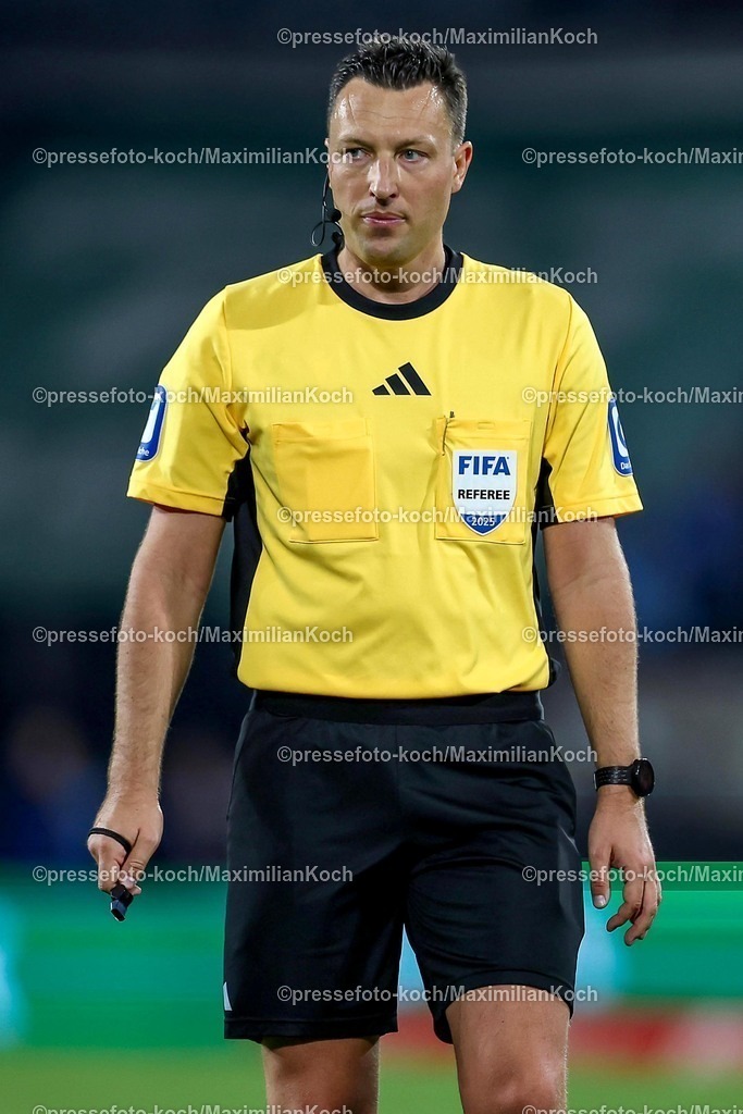 1FC05042502172 | 05.04.2025, Fußball, 1. FC Köln - Hertha BSC, 2.. Fußball Bundesliga, 28. Spieltag, RheinEnergie-STADION, Saison 2024 2025: Schiedsrichter Sven Jablonski DFB regulations prohibit any use of photographs as image sequences and or quasi-video.