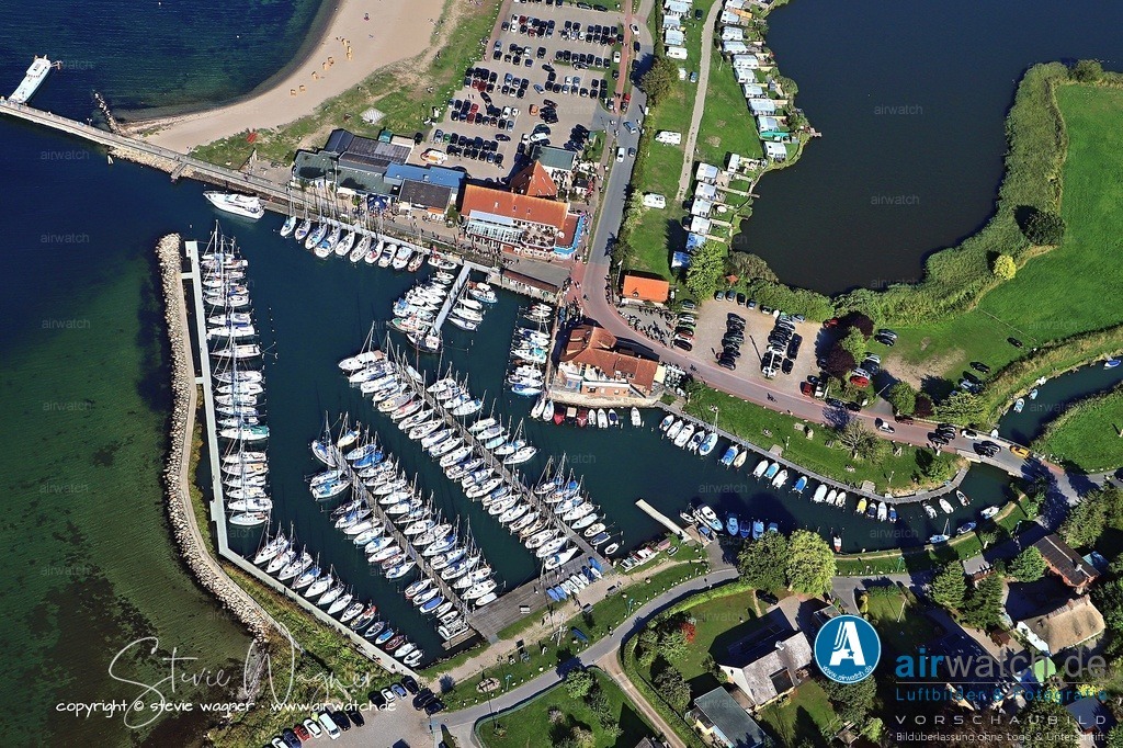 Luftbild Langballigau - Ein besonderes maritimes Highlight | Ein besonderes maritimes Highlight ist die MS Feodora II, die von Langballigau aus regelmäßig nach Sønderborg in Dänemark fährt. Der Kapitän, Thomas Heitmann, verbindet seine Leidenschaft für die Seefahrt mit dem Vogelschutz: Seit 2023 beherbergt das Schiff künstliche Nester für Mehlschwalben, deren Küken während der Fahrten von den Elternvögeln gefüttert werden – ein einzigartiges Beispiel für Natur und Schifffahrt in Einklang.