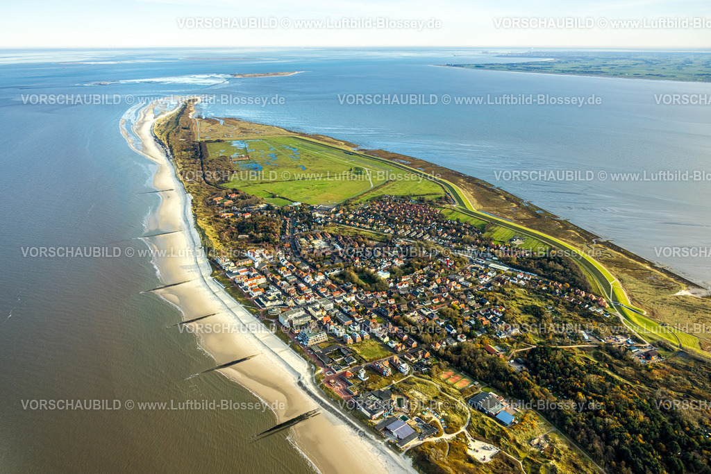 Friesland251106410Wangerooge | Luftbild, Wangerooge Zentrum Wohngebiet mit Ostteil der Insel und Flugplatz Wangerooge (EDWG/AGE), Sandstrand und Buhnen, Wangerooge, Norddeutschland, Ostfriesland, Niedersachsen, Deutschland