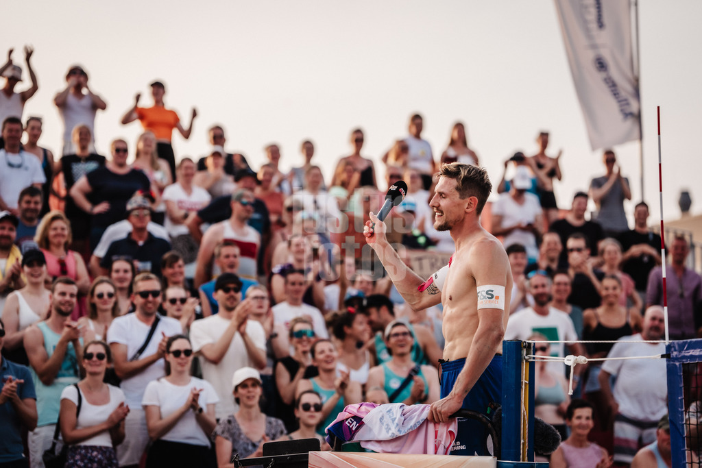 Beachvolleyball | Männer | Allianz German Beach Tour 2025 | Tourstop Bremen | 14.06.2025 | Bennet Poniewaz mit einer Ansprache an die Fans nach dem Sieg